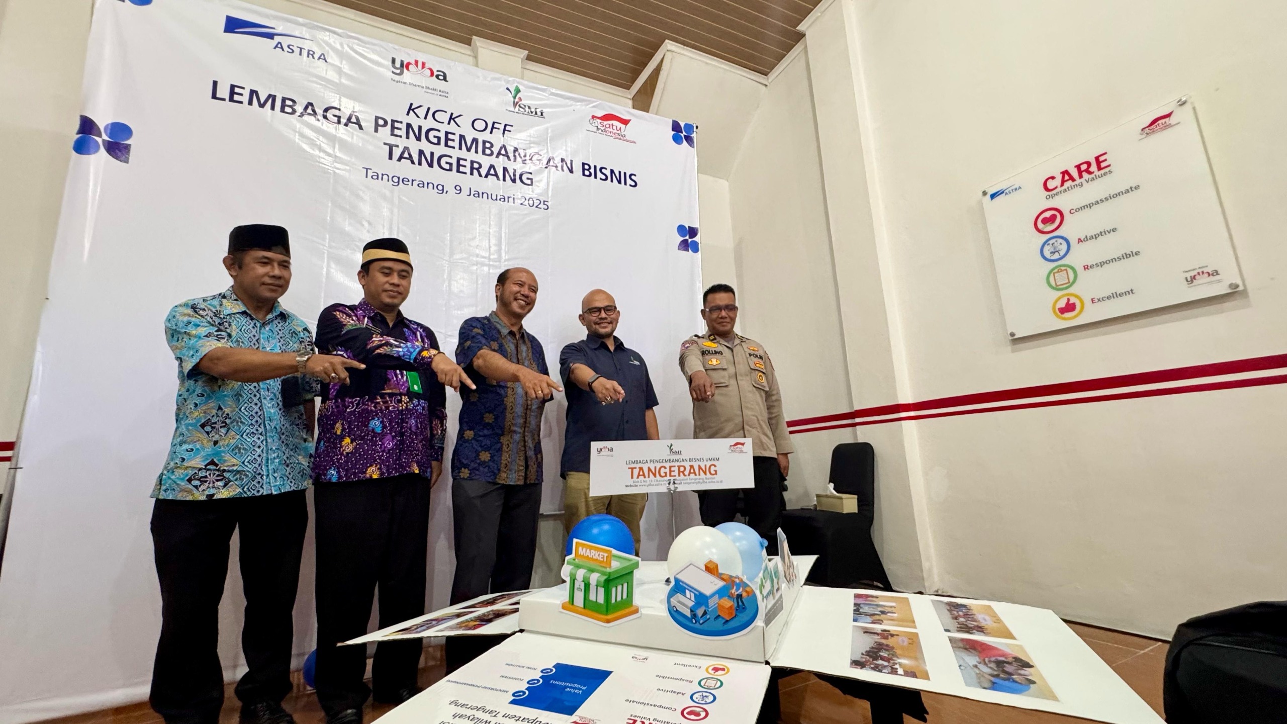 Simbolis Peresmian Lembaga Pengembangan Bisnis (LPB) Tangerang kolaborasi Astra melalui Yayasan Dharma Bhakti Astra (YDBA) dengan PT Sarana Multi Infrastruktur (Persero) (SMI) oleh Dept. Head Strategic Planning & Sustainability YDBA, Edison Monoarfa (tengah) serta Team Leader Tanggung Jawab Sosial dan Lingkungan PT SMI, Aldy N. Sigit (kedua kanan) disaksikan oleh Kasie Pemberdayaan Masyarakat Kecamatan Solear, H. Sudin Wahyudin (kedua kiri); Kapospol Adiyasa, IPTU Rolling (kanan) dan Kepala Dusun Cikuya, Zulaeni, S.H (kiri) di Kecamatan Solear, Kabupaten Tangerang, Banten, Kamis (9/1/2025). Dok. Astra. Kolaborasi Astra-YDBA dengan SMI Kembangkan UMKM di Tangerang