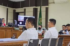 PPK BTP Jabagteng, Bernard Hasibuan (kiri) dan Kepala Balai Perkeretaapian Jabagteng Putu Sumarjaya (kanan) saat memberikan kesaksian dalam sidang suap proyek DJKA Kemenhub, Kamis (20/7). (IDA FADILAH/JAWA POS RADAR SEMARANG). Kasus Korupsi Proyek Perkeretaapian, Para Eks Kepala BTP Terima Suap
