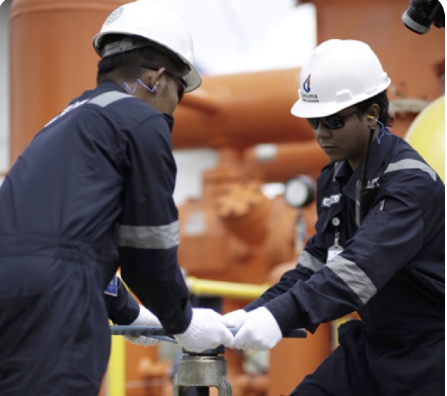 Dua petugas lapangan tengah memutar instalasi gas bumi besutan perseroan. FOTO - ISTIMEWA Pasokan Aman, Anak Usaha SURE Borong Gas Bumi 71,01 BSCF Pertamina