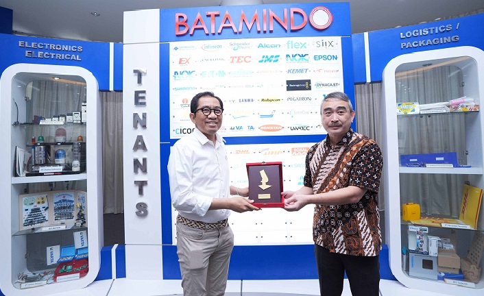 Wamenperin Faisol Riza meminta para pengelola kawasan industri di Kawasan Ekonomi Khusus (KEK) Batam agar bersiap rebut peluang terjadinya relokasi pabrik dari China ke Indonesia. Trump Menjabat, Batam Peluang Jadi Relokasi Pabrik Asal China
