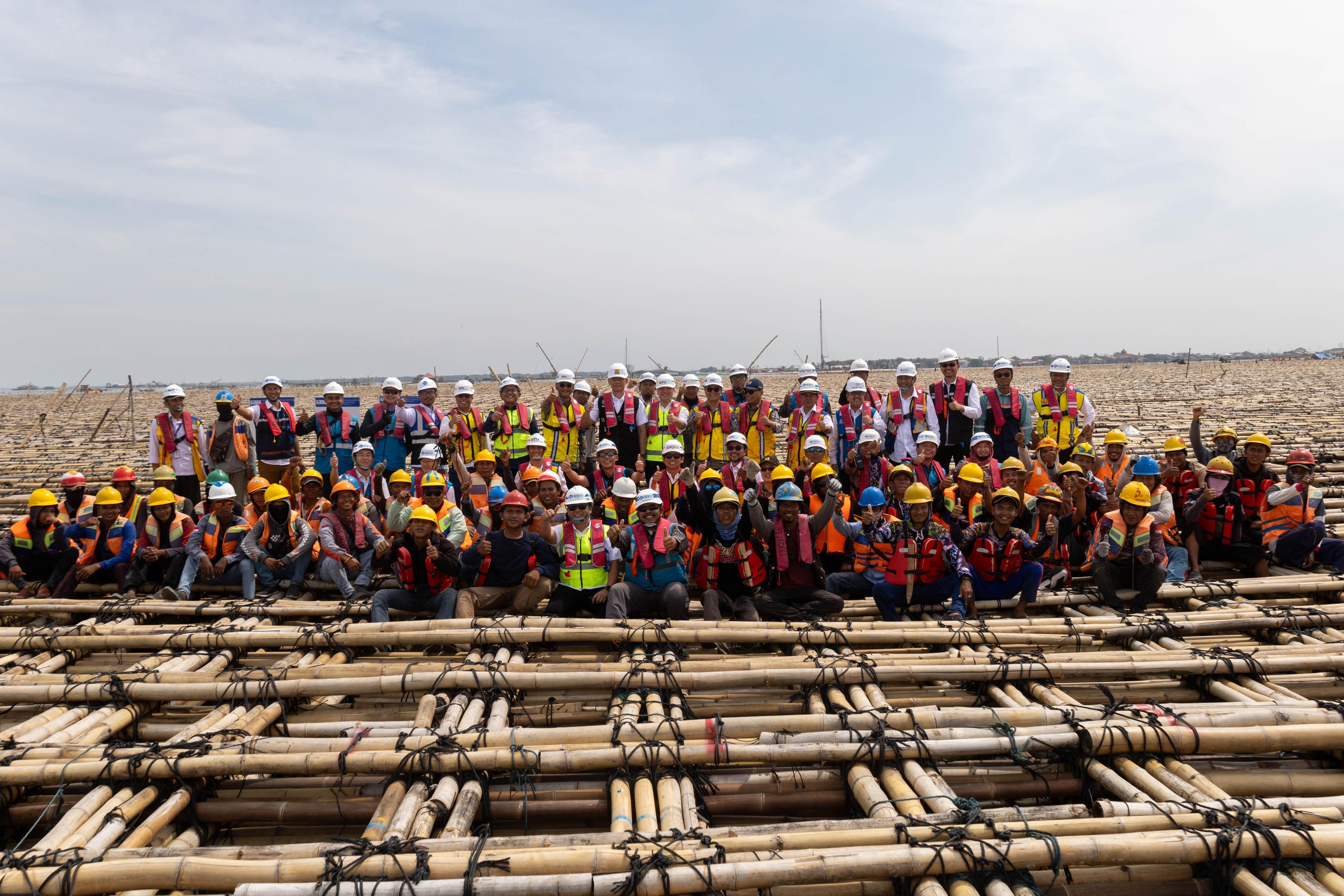 Proyek Tol Semarang-Demak menjadi sorotan karena inovasi unik yang diterapkan oleh PT PP, yakni penggunaan matras bambu sebagai pondasi jalan tol. Inovasi ini tidak hanya memperkuat struktur jalan, tetapi juga mendukung keberlanjutan lingkungan.  Dok. Ist. Tol Semarang-Demak, PTPP Padukan Bambu dan Teknologi Modern