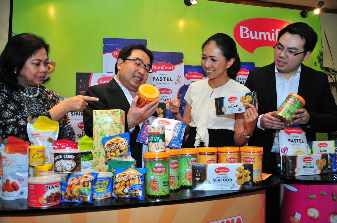 Pengurus Sekar Laut memeriksa beragam produk perseroan. FOTO - ISTIMEWA Transaksi Tuntas, Saham Hasil Buyback SKLT Tersisa 678,1 Juta Lembar