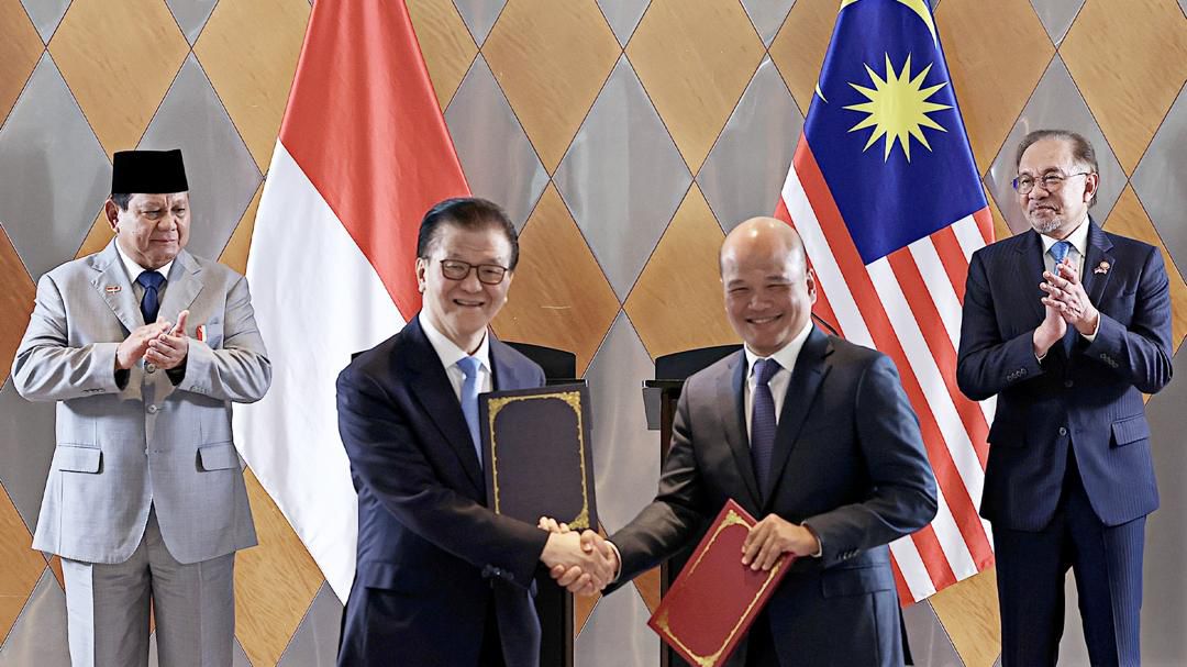 Axiata Group Berhad (“Axiata”) dan Sinar Mas (“SinarMas”) bersama-sama mengumumkan penandatanganan dua (2) Nota Kesepahaman Di Hadapan PM Malaysia & Presiden RI, Axiata-Sinarmas Teken 2 MoU
