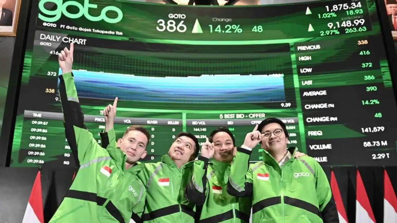 GoTo Gojek Tokopedia Tbk. (GOTO) ketika mencatatkan sahamnya di BEI.. GOTO Bantah Merger