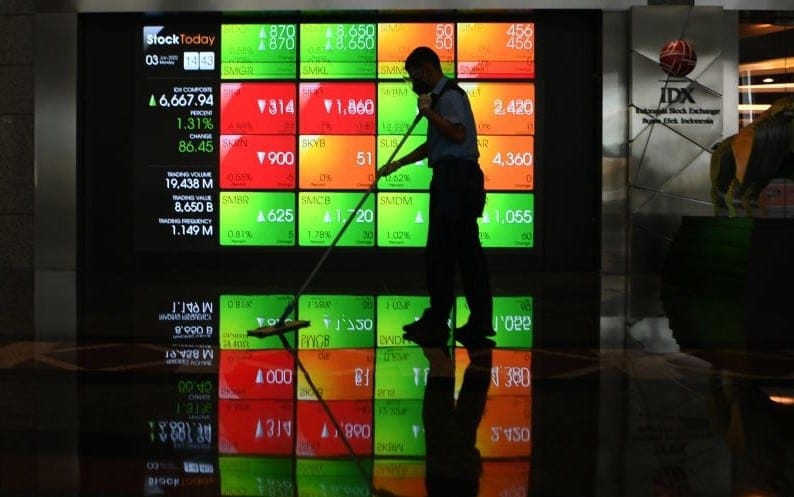 Petugas kebersihan menyisir teras depan Bursa Efek Indonesia. FOTO - ISTIMEWA Volatile! IHSG Berpotensi Orbit Zona Merah