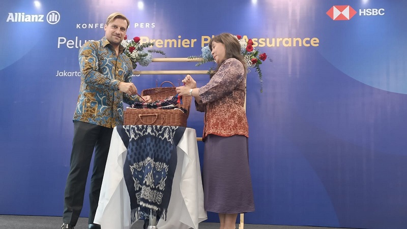 Alexander Grenz, Country Manager & President Director Allianz Life Indonesia, Lanny Hendra, Wealth and Personal Banking Director HSBC Indonesia, pada peluncuran produk baru asuransi. Allianz Life & HSBC Indonesia Luncurkan Produk Asuransi Baru