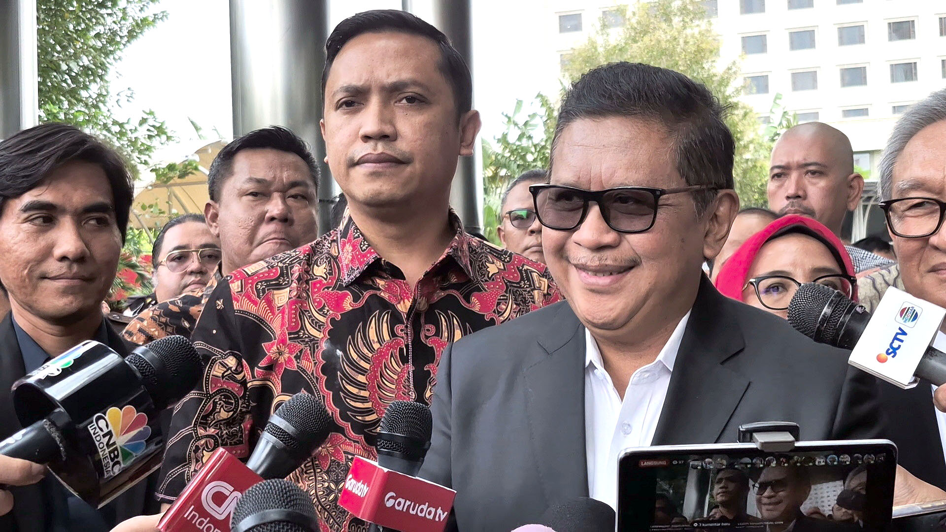 Sekjen PDI Perjuangan Hasto Kristiyanto (baju putih). dok. Radar Lampung. KPK Ungkap AKBP Hendy Kurniawan Cs Gagalkan Penangkapan Harun Masiku