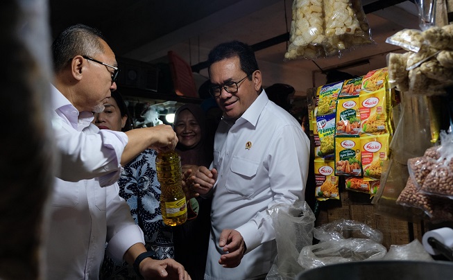 Mendag Budi Santoso bersama Menko Bidang Pangan Zulkifli Hasan saat kunjungi Pasar Klender SS, Jakarta Timur pantau harga kebutuhan pokok/Foto: Kementerian Perdagangan Pemerintah Pantau Harga Kebutuhan Pokok Hingga Lebaran