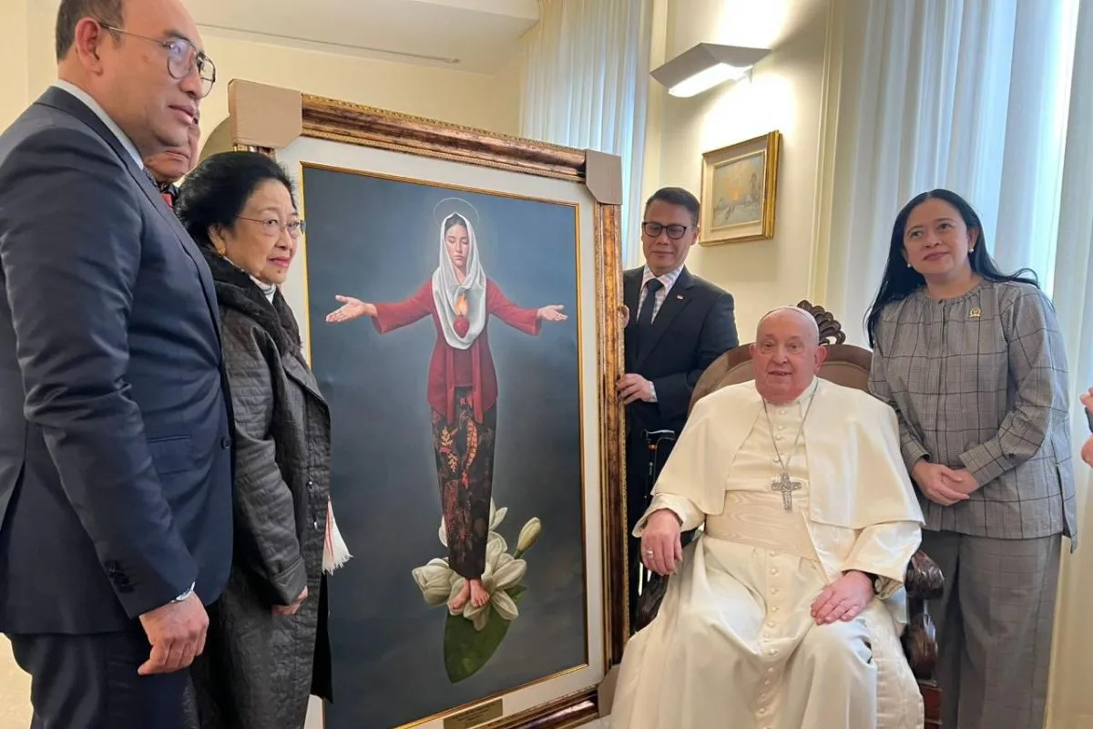 Pemimpin Umat Katolik Dunia sekaligus Kepala Negara Vatikan Paus Fransiskus menerima Ketua Umum PDIP sekaligus Presiden Ke-5 RI Megawati Soekarnoputri beserta delegasi dari Indonesia di kediaman Paus, Santa Marta, Vatikan, Jumat (7/2/2025) sore waktu setempat. (ANTARA/HO-PDI Perjuangan). Pemimpin Umat Katolik Sri Paus Terima Megawati di Kediaman Pribadi