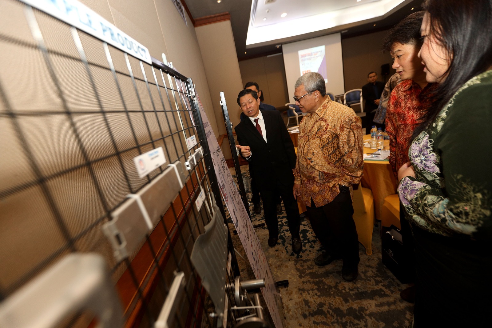 Kiri-Kanan: Direktur Utama PT Cipta Perdana Lancar Tbk (PART) Hamim  tengah berbincang dengan Mantan Menteri Pertanian Anton Apriyantono dan pengamat pasar modal Yohannis Hans Kwee serta  para investor dan pengusaha dari Malaysia pada acara Nusantara Investment & Opportunities 2025 dengan tema Strengthening Indonesia-Malaysia Business Synergi di Jakarta, Selasa (11/2). PART Siap Ekspansi dan Diversifikasi untuk Pertumbuhan Berkelanjutan