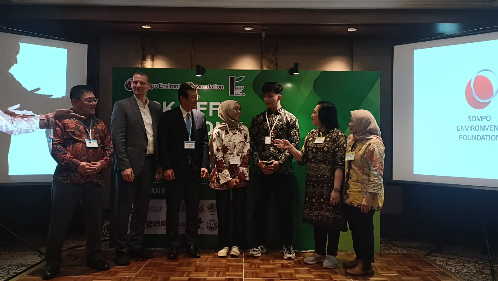 Dari kiri ke kanan, Makoto Yata- Direktur Jenderal Japan Environmental Education Forum (JEEF), *Eric Nemitz* - Presiden Direktur PT Sompo Insurance Indonesia Indonesia (“Sompo Insurance”), *Shigeki Nakamura* - Executive Director Sompo Environment Foundation (“SOEF”), *Jo Kumala Dewi* - Kepala Pusat Pengembangan Generasi Lingkungan Hidup Kementerian Lingkungan Hidup, dan *Latipah Hendarti* - Direktur DeTara Foundation, saat seremonial Kick Off NGO Learning Internship Program (Program Magang Pembelajaran LSM) Angkatan Ke-7. Sompo Insurance Gelar Kick Off NGO Learning Internship Program