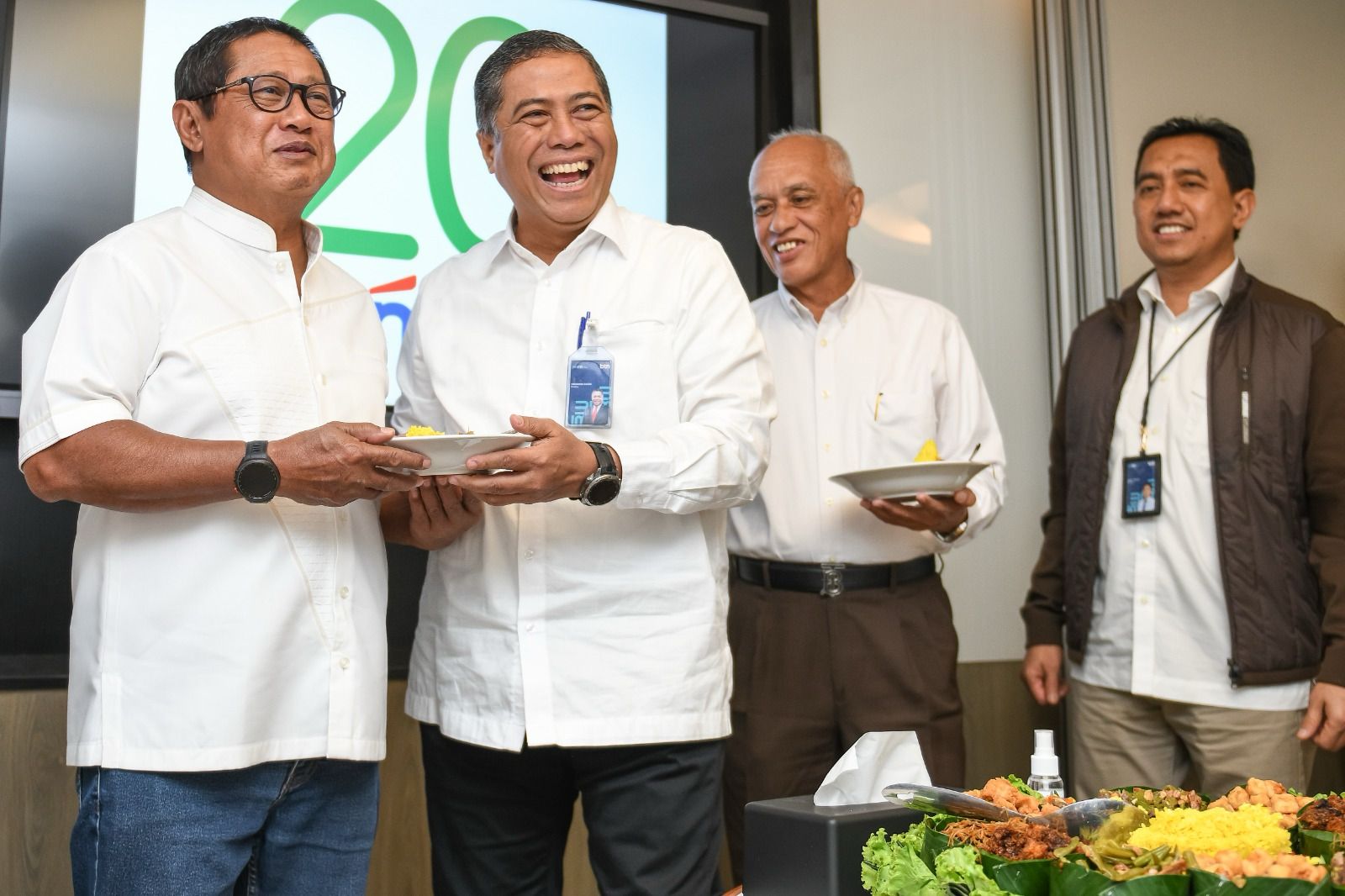 Direktur Consumer PT Bank Tabungan Negara (Persero) Tbk, Hirwandi Gafar (kedua dari kiri) menyerahkan potongan tumpeng kepada SEVP Operations BTN, Alex Sofjan Noor (kiri) disaksikan oleh Direktur Utama PT Grahadika Realty Muhammad Said, (kedua dari kanan) dan Kepala Divisi Syariah BTN Abdul Firman (kanan) saat acara syukuran Hari Ulang Tahun ke-20 BTN Syariah di Jakarta, Jumat (14/2). (Foto: Endang Muchtar) HUT ke-20 BTN Syariah, Momentum Pembentukan Bank Umum Syariah