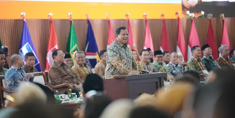 Presiden Prabowo ketika berbicara dalam acara silaturahmi Koalisi Indonesia Maju (KIM) di kediamannya di Hambalang, Bogor, Jawa Barat, Jumat (14/2/2025). Tak Ganggu Operasional, Prabowo Minta Partai Koalisi Dukung Efisiensi
