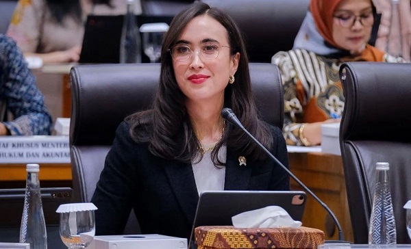 Menteri Pariwisata Widiyanti Putri Wardhana menghadiri rapat kerja bersama Komisi VII DPR RI di Gedung Nusantara I di kompleks parlemen Jakarta (Foto: Kementerian Pariwisata) Efisiensi Tak Pengaruhi Target Sektor Pariwisata