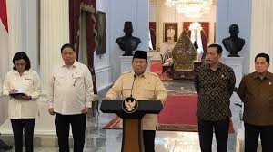 Presiden Prabowo Subianto (tengah) di Istana Merdeka Jakarta, Senin (17/2/2025), mengumumkan akan meresmikan bank emas, 26 Februari mendatang. Dok. VIVA. Rahmat Fatahillah Ilham. Pertama Kali di Indonesia, Presiden Resmikan Bank Emas 26 Februari