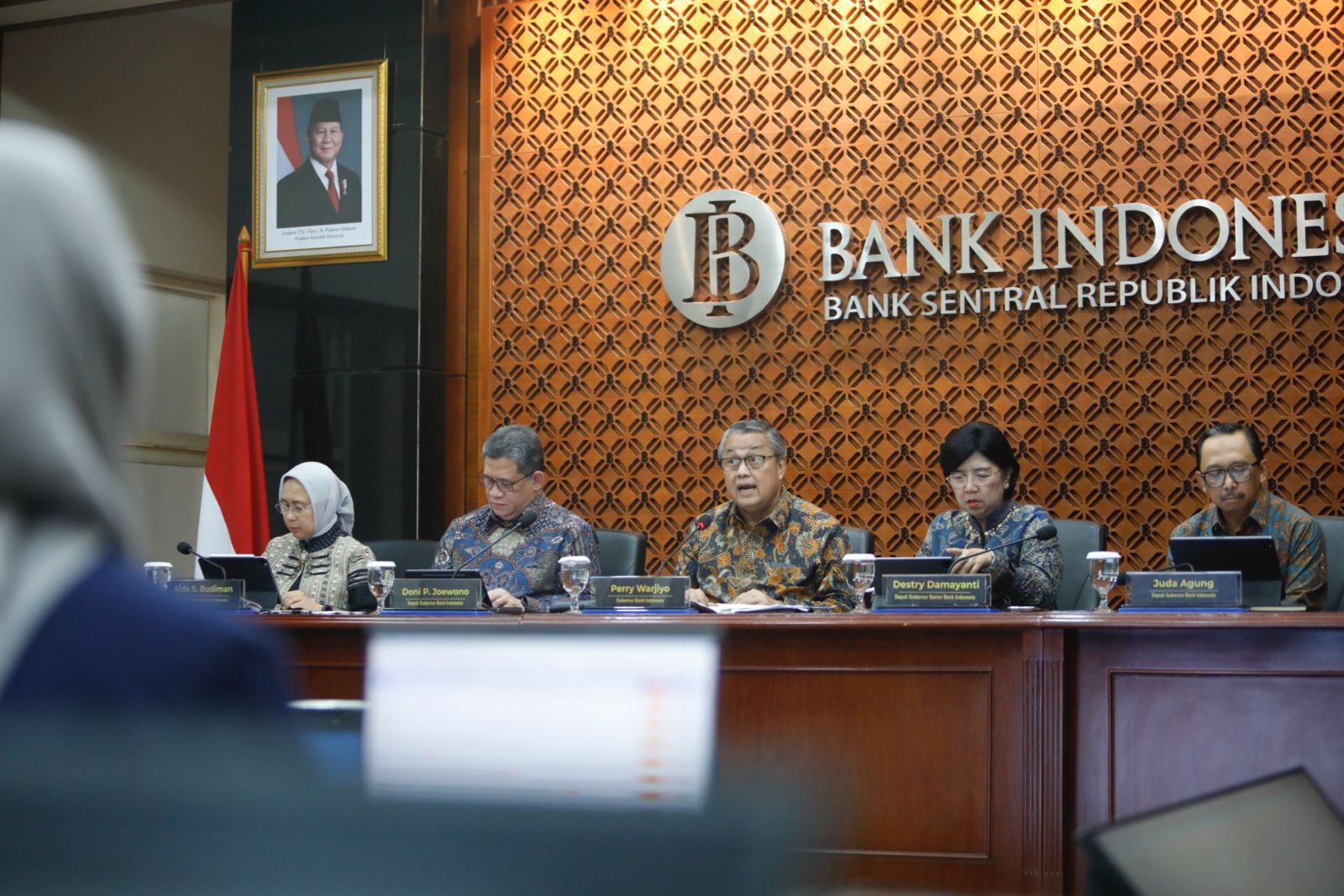 Dewan Gubernur Bank Indonesia mempertahankan suku bunga tetap 5,75 persen, Rabu (19/2/2025). Dok. Kabarbursa/Abbas Sandji. Konsisten Jaga Inflasi, Bank Indonesia Pertahankan BI Rate 5,75 Persen