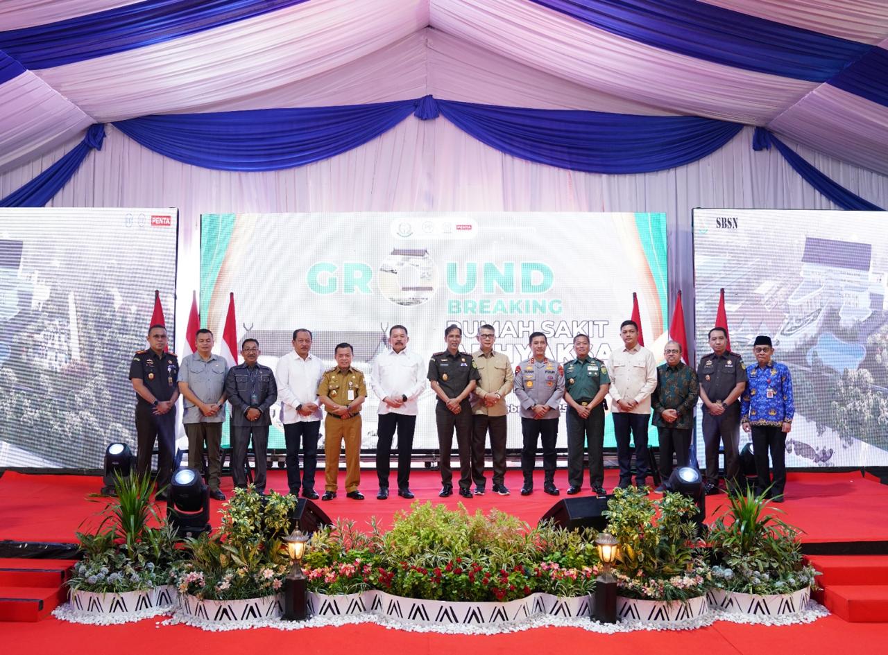 groundbreaking proyek pembangunan Rumah Sakit Adhyaksa Jambi dihadiri Jaksa Agung ST Burhanudin, Gubernur Jambi Al Haris beserta jajaran Forkopimda Provinsi Jambi, Jaksa Agung Muda Pembinaan, Bambang Sugeng, Kajati Jambi & Ketua Pokja Pembangunan RS Adhyaksa Jambi Hermon Dekristo, Ketua DPRD Provinsi Jambi dan pejabat lainnya, serta Novel Arsyad Direktur Utama PTPP. DOK/PTPP Kerjakan RS Adhyaksa, PTPP Dukung Fasilitas Kesehatan Berkualitas