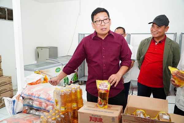 Kepala Badan Pangan Nasional Arief Prasetyo Adi saat meninjau kesiapan pelaksanaan Operasi Pasar Pangan Murah bersama Sekretaris Kementerian Koordinator Bidang Pangan Kasan di Kantor Cabang Utama PT Pos Indonesia Jakarta Flora, di bilangan Fatmawati, Jakarta Selatan, pada Minggu (23/2/2025). Badan Pangan Jamin Stabilitas Pasokan dan Harga Pangan Jelang Puasa