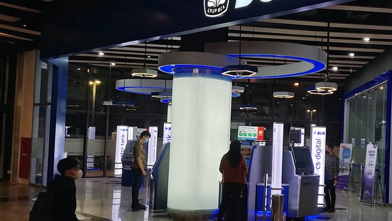 Sejumlah nasabah bertransaksi melalui gerai ATM BCA. FOTO - ISTIMEWA Harga Turun, Bos BCA Borong Saham BBCA Rp8.900 per Lembar