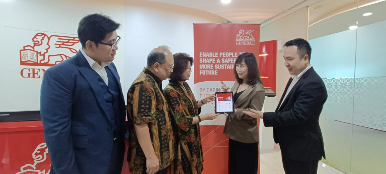 Direksi Generali Indonesia, Jutany Japit selaku Director/Chief Operation Officer (kedua dari kanan) dan Nyean Soon Chin selaku Director/Chief Financial Officer (paling kanan) saat acara ramah tamah sekaligus seremoni penyerahan klaim manfaat asuransi kesehatan kepada nasabah, Surjati dan suami (tengah dan kedua dari kiri) yang didampingi oleh financial planner, Joni Sunggono, CFP, QWP, AEPP (paling kiri), di Kantor Pusat Generali Indonesia, Jakarta, hari ini (27/2).   Generali, asuransi, nasabah, Bayar Klaim, di 2024, kesehatan  Generali, asuransi, nasabah, Bayar Klaim, di 2024, kesehatan  Generali Bayar Klaim Rp1,3 T di 2024   – Indonesia masih dihadapkan pada inflasi medis yang kian meningkat signifikan. Data terbaru menyebutkan bahwa inflasi medis Indonesia tahun 2025, diperkirakan akan mencapai 19% atau lebih dari 7 (tujuh) kali lipat dari prediksi inflasi secara umum yang hanya berkisar di 2,6%1.  Inflasi medis yang terjadi ini tentunya telah memicu kenaikan harga obat-obatan maupun layanan medis, yang akan berdampak besar terhadap biaya kesehatan.  Selain itu, fakta masih tingginya inflasi dan risiko kesehatan juga terbukti dari pembayaran klaim yang dilakukan oleh PT Asuransi Jiwa Generali Indonesia (Generali Indonesia), dimana sepanjang tahun 2024, perusahaan telah membayarkan klaim senilai lebih dari Rp 1,3 Triliun untuk lebih dari 286.000 kasus klaim yang terdiri dari klaim manfaat kesehatan, klaim manfaat meninggal dunia dan klaim manfaat penyakit kritis.   Pembayaran klaim ini merupakan bagian dari komitmen Generali Indonesia untuk terus mendampingi nasabah melewati masa-masa sulit.  Dibandingkan tahun sebelumnya, tren klaim Generali Indonesia kembali mengalami peningkatan.  Hal ini dipengaruhi oleh nilai klaim kesehatan yang meningkat sebesar 19% (yoy), sedangkan sebaliknya nilai klaim meninggal dunia yang dibayarkan mengalami penurunan sebesar -1,55% (yoy) dibandingkan dengan tahun sebelumnya.   Tingginya klaim asuransi kesehatan juga tergambar dari kondisi industri asuransi jiwa, dimana nominalnya tumbuh signifikan sebesar 37,2% pada periode Januari – September 20242. Klaim kesehatan yang masih terus meningkat ini menunjukan masyarakat masih sangat membutuhkan proteksi asuransi.   Salah satu nasabah yang mendapatkan kemudahan klaim saat mengalami sakit adalah Ibu Surjati. Wanita berusia 59 tahun ini didiagnosa gangguan tulang belakang pada leher dan harus melakukan serangkaian perawatan.  Hari ini (27/2), direksi Generali Indonesia Jutany Japit selaku Director/Chief Operation Officer dan Nyean Soon Chin selaku Director/Chief Financial Officer melakukan seremoni penyerahan klaim sekaligus menyerahkan bingkisan sehat kepada Ibu Surjati yang didampingi oleh financial planner Generali Indonesia, Joni Sunggono, CFP, QWP, AEPP, di Kantor Pusat Generali Indonesia, Jakarta.   Di acara ramah tamah ini, Surjati membagikan kisahnya dan mengungkapkan “Perlindungan asuransi menjadi hal yang penting bagi saya dan keluarga. Selama 8 tahun ini, saya terus memastikan polis tetap aktif agar bisa terus terproteksi, dan siapa sangka sakit di tulang belakang yang saya alami membutuhkan perawatan serius hingga lebih dari Rp 1 Miliar. Semua proses perawatan dan klaimnya begitu mudah, serta agen yang selalu setia mendampingi. Puji Tuhan, kondisi saya hingga saat ini terus membaik. Terima kasih Generali Indonesia sudah menjadi bagian penting dari proses penyembuhan saya.”    Menyambung Surjati, Jutany menambahkan, “Kami merasa sangat senang dapat mendampingi nasabah di masa sulit karena memang ini yang menjadi misi utama kami. Memastikan nasabah kembali sehat dan fokus saat pemulihan merupakan kepuasan tersendiri bagi Generali Indonesia. Kami juga ingin mengucapkan terima kasih kepada Ibu Surjati dan lebih dari 400.000 nasabah se-Indonesia lainnya, yang telah mempercayakan  proteksinya kepada kami. Sebagai informasi, klaim kesehatan di Generali Indonesia mengambil porsi 80% dari total pembayaran klaim di sepanjang tahun 2024, dengan kenaikan rata-rata klaim kesehatan sebesar 7,37%. Untuk itu, di momen ini saya menghimbau masyarakat untuk memiliki proteksi asuransi, dan khususnya juga kepada nasabah untuk terus memastikan polis tetap aktif, karena risiko kesehatan bisa terjadi kapan saja, dimana saja dan kepada siapa saja.”   Untuk meningkatkan pelayanan nasabah dari waktu ke waktu, Generali Indonesia menghadirkan inovasiinovasi yang berkesinambungan, baik dari sisi produk, layanan, customer experience, dan tools digital untuk mempermudah jangkauan nasabah dan masyarakat kepada Generali Indonesia.  Dari sisi produk, proteksi yang Ibu Surjati dapatkan bisa juga dimiliki oleh masyarakat lainnya melalui BeSMART Lite, sebuah produk asuransi dengan manfaat pasti yang memberikan perlindungan berupa Uang Pertanggungan (UP) apabila Tertanggung meninggal dunia hingga usia 100 tahun.  BeSMART Lite memiliki fleksibilitas dalam memilih masa pembayaran premi serta menawarkan perlindungan komprehensif terhadap risiko meninggal dunia dan penyakit dengan berbagai pilihan asuransi tambahan. Selain itu, produk ini juga bisa dilengkapi dengan manfaat tambahan Generali Healthcare Solution (GHS) dan perlindungan penyakit kritis, Multi-stage Critical Illness Protection (MCI Pro). GHS akan memberikan manfaat penggantian rawat inap dan rawat jalan, dengan beragam pilihan plan berdasarkan wilayah pertanggungan sampai ke seluruh dunia.  Pembayaran biaya perawatannya pun sesuai tagihan dengan fasilitas cashless di jaringan rumah sakit rekanan.  Sedangkan MCI Pro, memberikan perlindungan penyakit kritis dan perlindungan terhadap beragam gangguan penyakit kritis, serta mampu memberikan proteksi komprehensif dari mulai tahap awal hingga katastropik, dengan konsep proteksi unik organ-based coverage. Berbeda dari perlindungan penyakit kritis lainnya, perlindungan MCI Pro memperkenalkan manfaat inovatif yang bukan berdasarkan diagnosa nama penyakit yang terdaftar dalam polis, namun perlindungan berdasarkan sistem dan fungsi organ sehingga memiliki perlindungan yang lebih luas.   Dari sisi layanan, nasabah bisa dengan mudah melakukan transaksi polis dalam genggaman melalui aplikasi Gen iClick dengan fitur-fitur unggulan, diantaranya cek informasi polis, pengajuan klaim secara online, fitur telemedicine dan online pharmacy ‘Dokter Leo’, discharge button untuk keluar rumah sakit lebih cepat setelah rawat inap dan ragam fitur lainnya. Layanan 24/7 bagi nasabah juga telah hadir melalui virtual assistant JANE yang bisa dijangkau melalui website Generali dan Whatsapp di nomor 0858-1315-0037.   “Tanpa henti kami selalu memberikan layanan terdepan bagi nasabah. Tidak hanya pembayaran klaim, kami juga terus menghadirkan layanan dan inovasi yang memberikan nilai tambah bagi nasabah. Dengan konsep high tech dan high touch, kami terus berupaya mendampingi nasabah setiap saat, baik saat sakit maupun saat sehat. Semua upaya ini merupakan wujud dari langkah kami untuk mewujudkan visi sebagai lifetimer partner bagi mereka,” tutup Jutany. Generali Bayar Klaim Rp1,3 T di 2024
