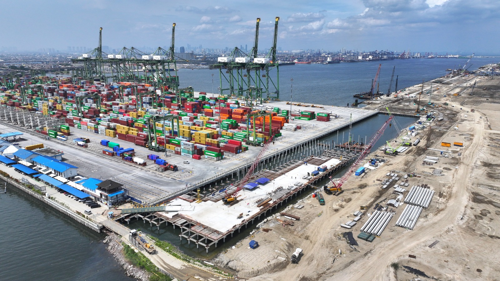 Proyek pembangunan Terminal Kalibaru Tahap 1B di Pelabuhan Tanjung Priok terus menunjukkan perkembangan signifikan. Hingga saat ini, realisasi progres fisik mencapai 75%. DOK/PTPP Dikerjakan PTPP! Proyek Terminal Kalibaru Tahap 1B Sudah 70 Persen