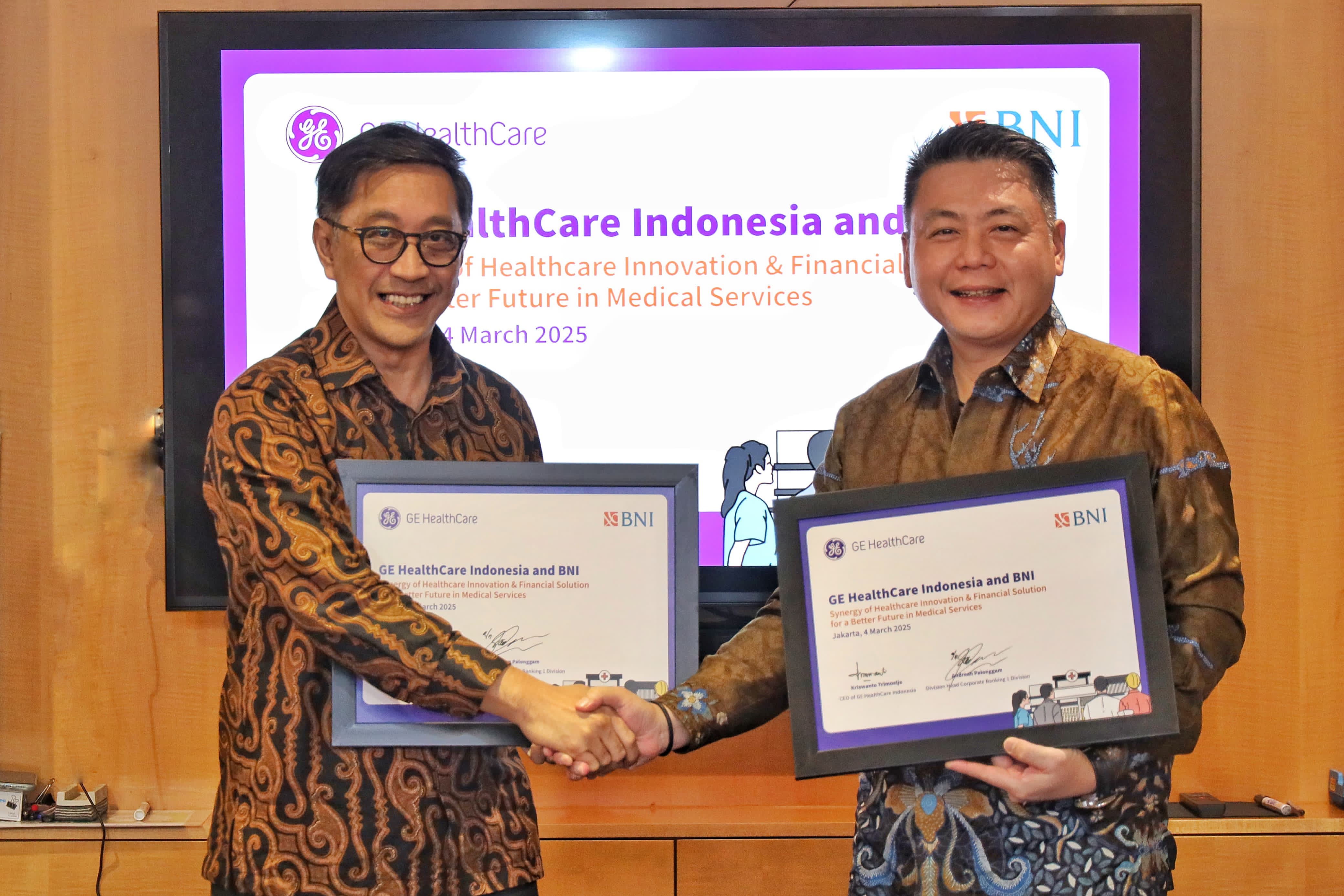 SEVP Corporate Banking BNI Pancaran Affendi dan President Director GEHC Kriswanto Triemoeljo menandatangani MoU di Grha BNI, Jakarta, Selasa (4/3/2025). Kolaborasi dijalin untuk pembiayaan mitra dan vendor melalui BNIdirect Supply Chain. Dok. BNI. Kolaborasi BNI-GE Healthcare, Tingkatkan Inovasi Layanan Kesehatan