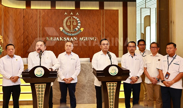 Konferensi pers bersama Jaksa Agung dengan Direksi PT Pertamina, Lemigas, Surveyor Indonesia dan TUV Rheinland Indonesia, di Kantor Kejaksaan Agung Jakarta, Kamis (6/3) Kejagung - Pertamina Klarifikasi; BBM di Pasaran Saat ini Sesuai Spek