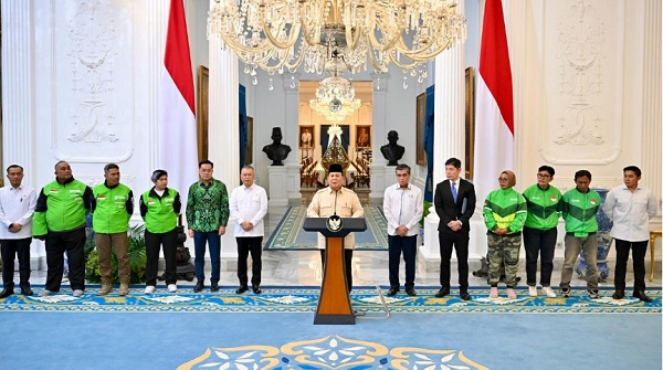 Presiden Prabowo Subianto menyampaikan keterangan persnya terkait kebijakan THR dan bonus hari raya di Istana Merdeka, Jakarta, pada Senin, 10 Maret 2025. (Foto: BPMI Setpres/Cahyo) Presiden Putuskan Ada THR dan Bonus Bagi Pekerja dan Pengemudi Online