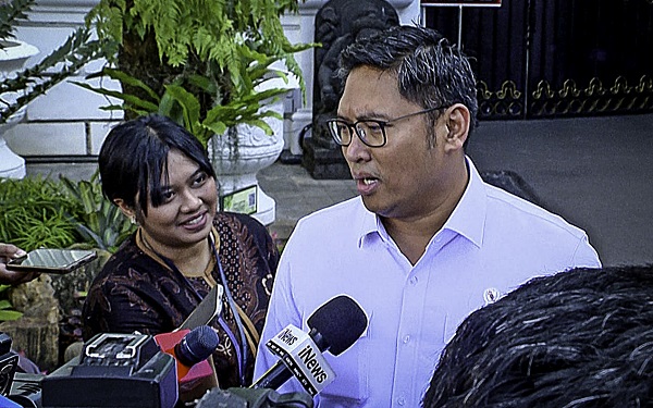 Wakil Menteri Pertanian Sudaryono menyampaikan keterangannya usai bertemu Presiden Prabowo terkait ketahanan pangan dan stabilitas harga kebutuhan pokok di Istana Kepresidenan Jakarta, pada Rabu, 12 Maret 2025. (Foto: BPMI Setpres) Pemerintah Pastikan Produksi Beras Surplus Hadapi Krisis Pangan Global