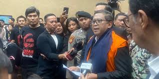 Sekjen PDI Perjuangan Hasto Kristiyanto menjalani sidang perdana sebagai terdakwa kasus Harun Masiku, di Pengadilan Tipikor Jakarta, Jumat (14/3/2025). Dok. Instagram. InfoJawaBarat. Sekjen PDIP Hasto Kristiyanto Jalani Sidang Perdana Kasus Harun Masiku