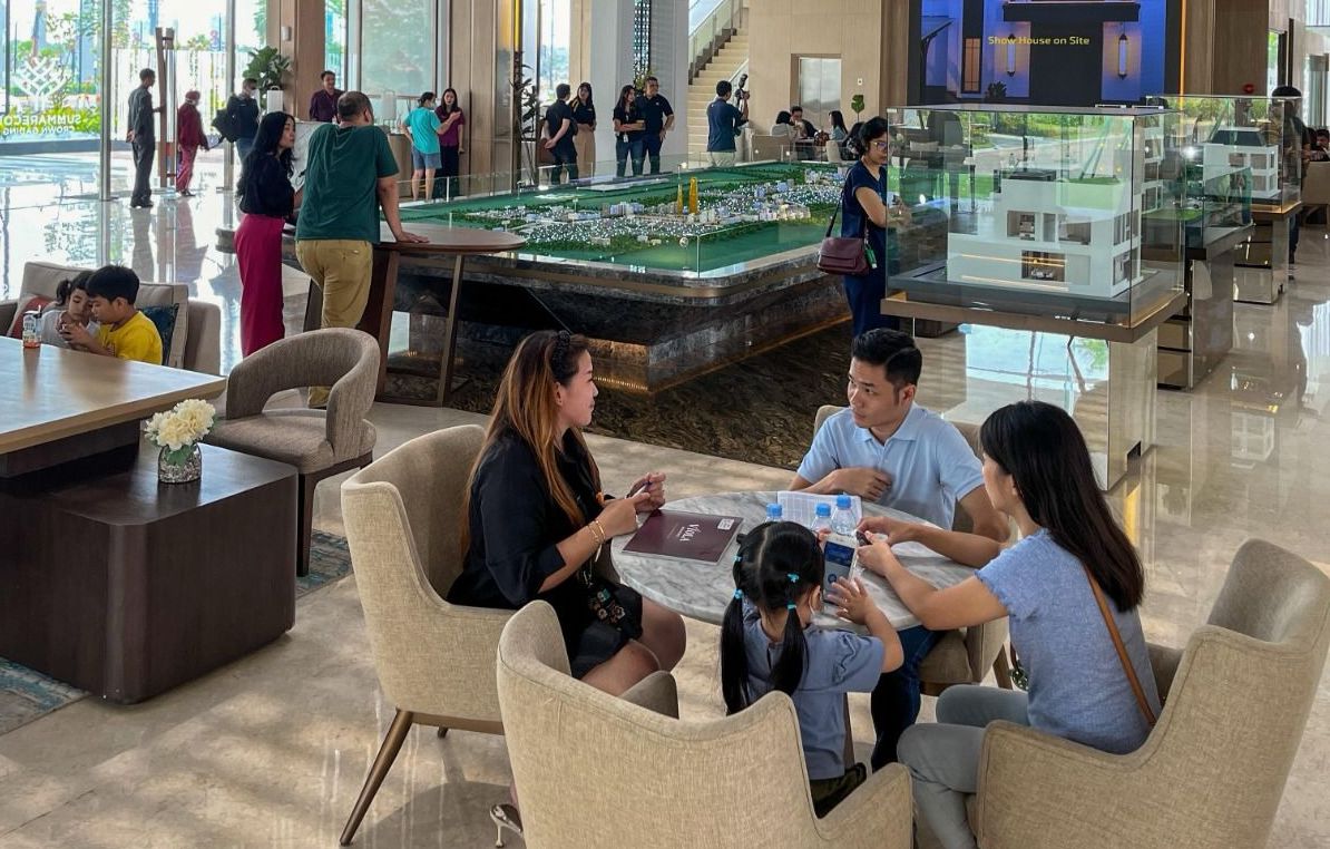 Tampak pengunjung marketing galeri Summarecon Agung. FOTO - ISTIMEWA Menanjak 80 Persen, Laba SMRA 2024 Sentuh Rp1,37 Triliun