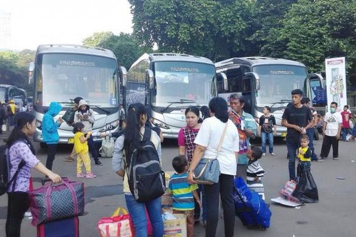 Potensi pergerakan masyarakat selama libur Lebaran tahun ini diprediksi mencapai 146,48 juta jiwa atau setara 52 persen dari total penduduk Indonesia. Pergerakan Masyarakat Mudik Lebaran Diprediksi Capai 146,4 Juta Orang