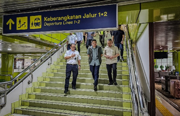Sekretaris Kabinet (Seskab) Teddy Indra Wijaya dan Menteri Perhubungan (Menhub) Dudy Purwagandhi, Minggu (16/03/2025), meninjau dan mengecek kesiapan Stasiun Gambar, Jakarta dalam menghadapi lonjakan penumpang arus mudik Lebaran tahun 2025. Satu Juta Pemudik Akan Berangkat dari Stasiun Gambir