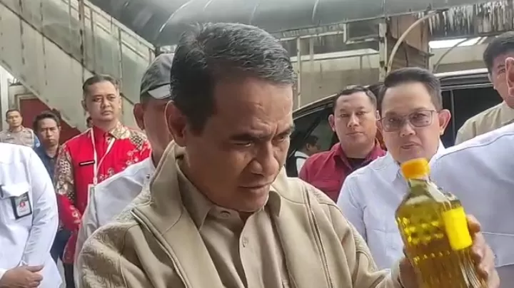 Menteri Pertanian Andi Amran Sulaiman sidak MinyaKita. Dok. Klik Media Network/Hilmi. Ada Tujuh Lagi Perusahaan Yang Kurangi Isi MinyaKita, Cek Daftarnya