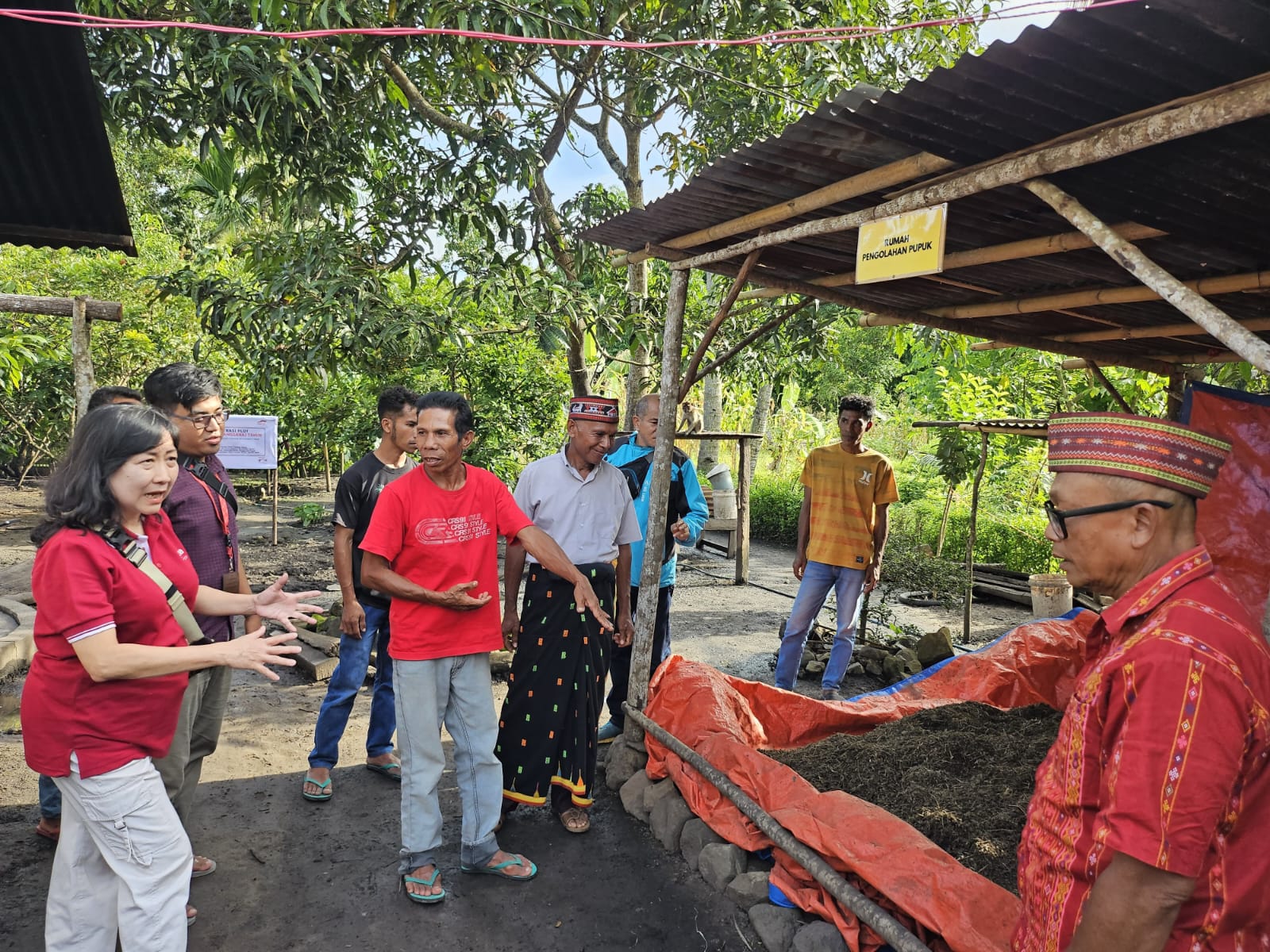 Petani kakao binaan Astra melalui Yayasan Astra yang fokus dalam pembinaan UMKM, yaitu Yayasan Dharma Bhakti Astra (YDBA) di Manggarai Timur, Gregorius Alex (ketiga kiri) didampingi Koordinator Lembaga Pengembangan Bisnis (LPB) YDBA Manggarai Timur, Rahmat Faisal Gunawan (kedua kanan) saat menunjukkan lokasi pengolahan pupuk untuk mendukung pengendalian hama kepada Sekretaris Pengurus YDBA, Ema Poedjiwati Prasetio (kiri) di tengah kunjungannya beberapa tempo lalu di Manggarai Timur, NTT. Petani Binaan Astra & YDBA Kembangkan Kopi-Kakao di Manggarai Timur