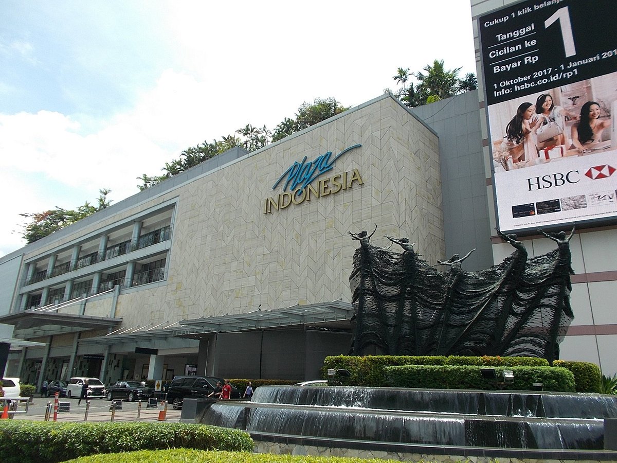 Sejumlah pengunjung tampak memasuki pusat belanja besutan Plaza Indonesia. FOTO - ISTIMEWA Melejit 63 Persen, PLIN 2024 Tabulasi Laba Rp997 Miliar