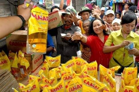 Wakil Menteri Perindustrian Faisol Riza menyebut selain produk makanan salah satu produk yang juga cukup tinggi permintaannya pada bulan Ramadan dan menjelang Lebaran adalah minyak goreng. Produk Makanan dan Minyak Goreng Permintaannya Tinggi Jelang Lebaran
