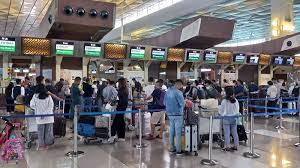 Antrian penumpang di Bandara Soekarno-Hatta Jakarta, di Tangerang, Banten. Dok. Tribunnews. Libur Lebaran 2025, Penerbangan Internasional Lebih Dominan