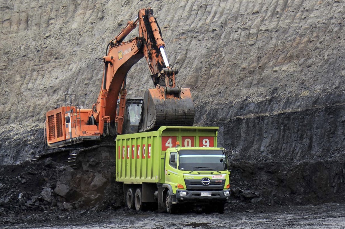 Kendaraan alat berat tengah beraksi di areal pertambangan Exploitasi Energi Indonesia. FOTO - ISTIMEWA Laba Melambung 277 Persen, CNKO 2024 Defisit Rp3,86 Triliun