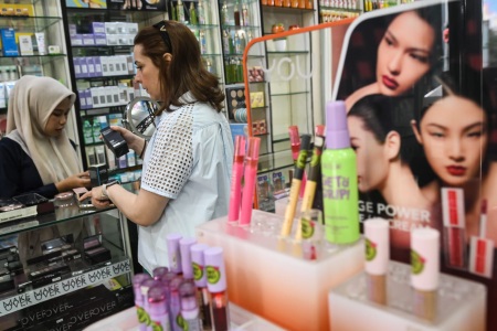 Industri kosmetik dan obat tradisional di Indonesia semakin menunjukkan pertumbuhan yang pesat dalam beberapa tahun terakhir. Industri Kosmetik Diprediksi Tumbuh 4,3 Persen Hingga 2030