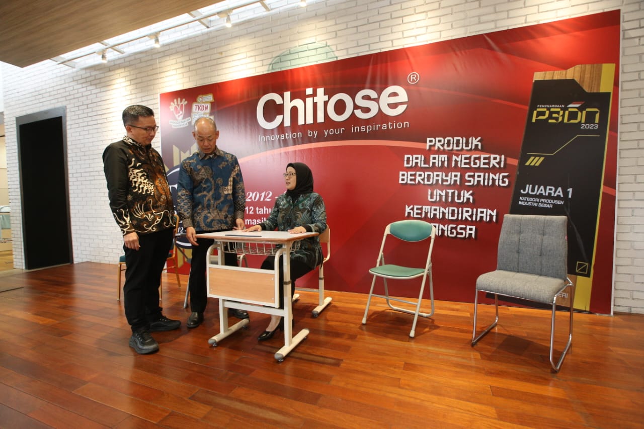 Pengurus Chitose memeriksa dari dekat produk perseroan. FOTO - ISTIMEWA Menanjak 276 Persen, CINT 2024 Kemas Laba Rp15,8 Miliar