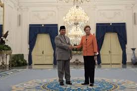 Presiden Prabowo Subianto bersama Presiden New Development Bank (NDB) Dilma Vana Rousseff (kanan), di Istana Merdeka Jakarta, Selasa (25/3/2025). Dok. iNews. Usai Bertemu Dilma Vana Rousseff, Prabowo Umumkan RI Gabung NDB