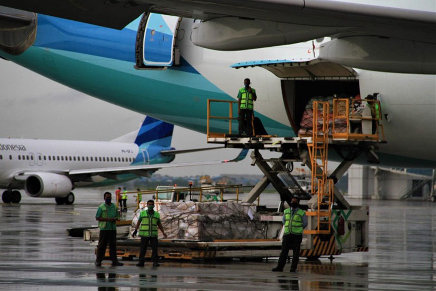 Sejumlah petugas tengah memasukkan logistik ke lambung pesawat Garuda Indonesia. FOTO - ISTIMEWA Berbalik Boncos, Defisit GIAA 2024 Tembus USD3,5 Miliar