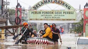 Evakuasi warga dalam bencana banjir Jabodetabek 2025. Dok. iNews. Bencana Besar, BNPB Catat Rugi Banjir Jabodetabek Capai Rp1,69 Triliun