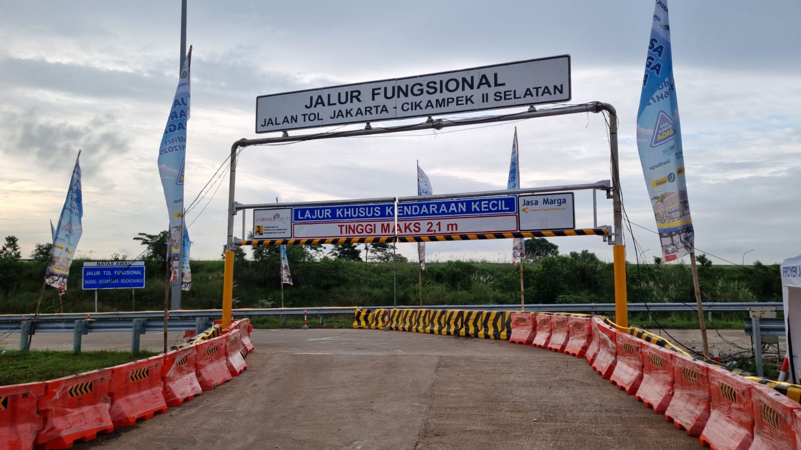 Jasa Marga mempersiapkan jalur fungsional segmen Sadang-Bojongmangu Jalan Tol Jakarta-Cikampek II Selatan sepanjang 31,25 km untuk mendukung arus balik libur Idulfitri 1446H/2025. Jasa Marga Siapkan Fungsional Tol Japek II Selatan untuk Arus Balik