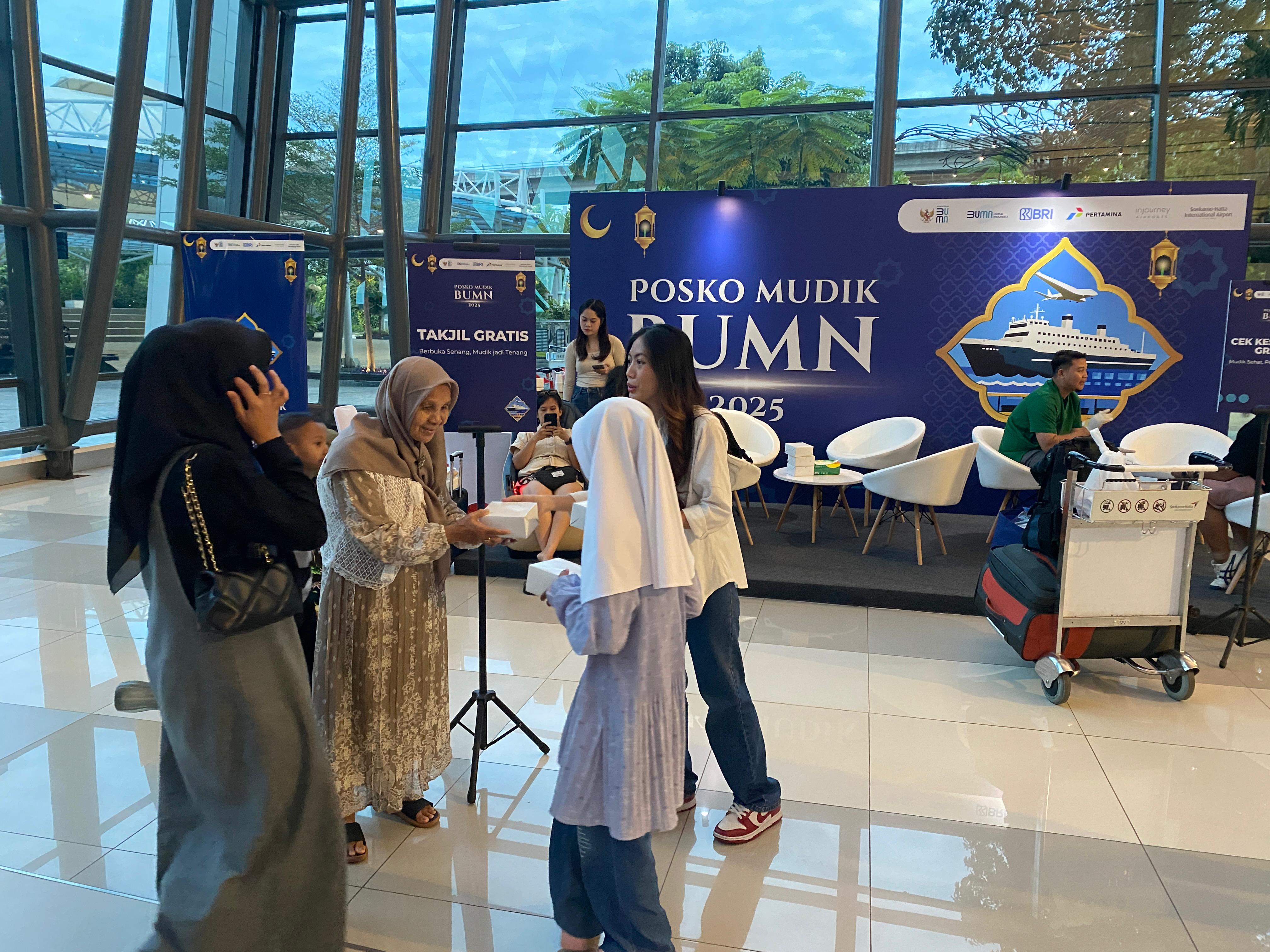 Periode mudik lebaran 2025 memasuki masa arus balik setelah pelaksanaan Hari Raya Idul Fitri pada Senin, 31 Maret 2025 lalu. BRI Siapkan Posko BUMN di Res Area Tol & Bandara untuk Arus Balik