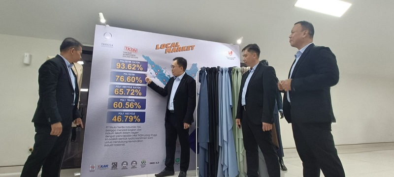 Lim Kwang Tak, Komisaris Utama, Karsongno Wongso Djaja, Direktur Utama, Heru Jatmiko Harrianto, Direktur, Wagiyono, Direktur, Lukas Ginting, Direktur, usai RUPST BELL Selasa (15/4). Trisula Textile (BELL) Sepakat Tebar Dividen Rp5M