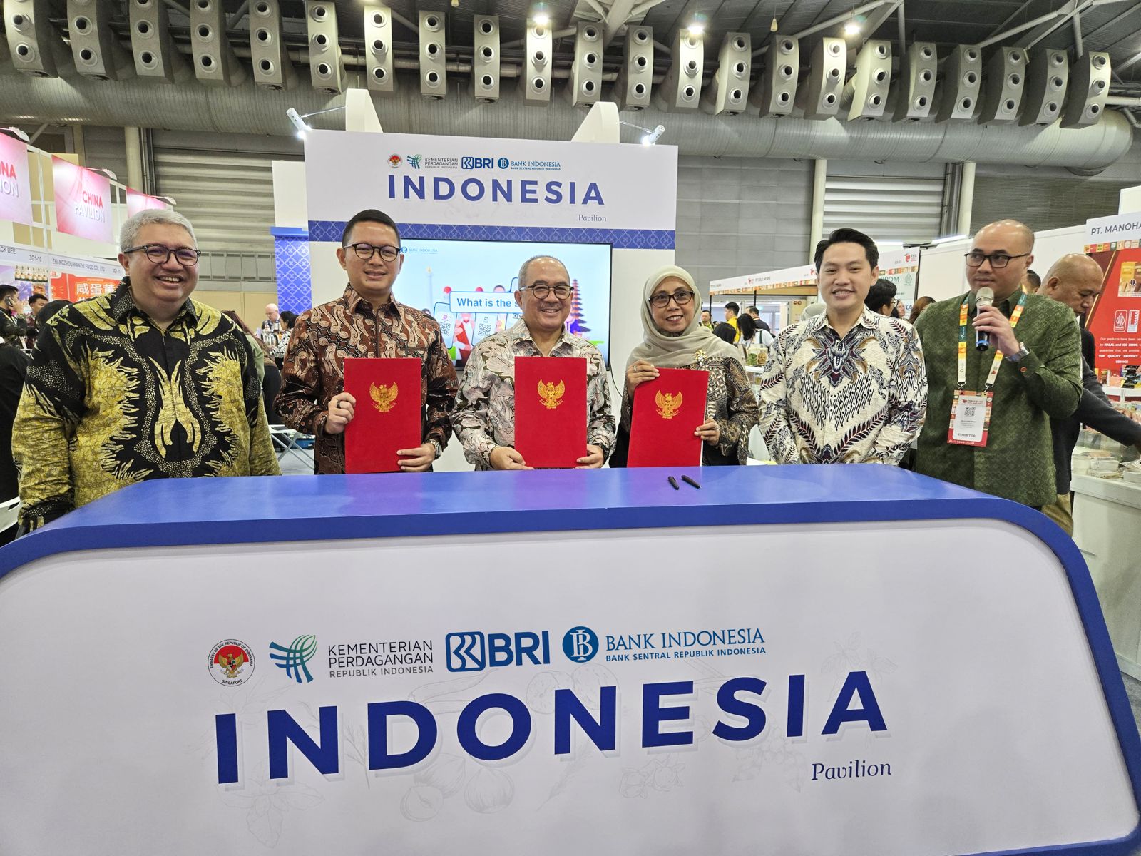 Dibuka oleh Dubes RI di Singapura, Suryo Pratomo, PT Bank Rakyat Indonesia (Persero) Tbk. (BBRI) berpartisipasi dalam ajang FHA-Food & Beverage 2025, di Singapura pada 8 hingga 11 April 2025, melalui kehadiran Paviliun Indonesia yang menampilkan produk-produk UMKM nasional. Dok. BRI. Pameran Internasional di Singapura, BRI Bawa UMKM Binaan Go Global