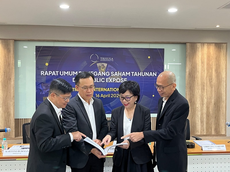 Kiri - Kanan : 1. Kartono Budiman - Direktur TRIS 2. Widjaya Djohan - Direktur Utama TRIS 3. Tjhoi Lisa Tjahjadi - Komisaris Utama TRIS 4. Marcus Harianto Brotoatmodjo - Direktur TRIS, usai RUPST pada Rabu (16/4). TRIS Restui Bagikan Dividen Rp22,1M