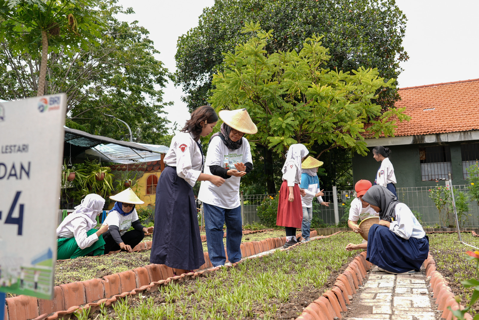 Perempuan memegang peran yang sangat penting dalam berbagai aspek kehidupan, baik dalam lingkup keluarga maupun di tengah masyarakat luas. Peran ini bukanlah hal baru, tetapi telah tumbuh dan berkembang seiring dengan perjuangan panjang menuju kesetaraan, dimana salah satu simbolnya adalah sosok Kartini. Maknai Hari Kartini, BRI Dukung Perempuan Lewat BRInita